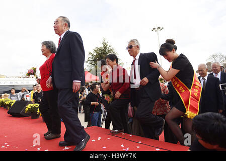 Rizhao, Rizhao, China. 7. Oktober 2016. Rizhao, CHINA-7. Oktober 2016:? (REDAKTIONELLE NUTZUNG? NUR.? CHINA aus) 50 Paare, die seit 50 Jahren verheiratet versammeln sich ihrer fünfjährigen Jubiläums der Ehe in Rizhao, Osten ChinaÂ¡Â¯s Shandong Provinz, 7. Oktober 2016. © SIPA Asien/ZUMA Draht/Alamy Live-Nachrichten Stockfoto