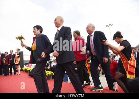 Rizhao, Rizhao, China. 7. Oktober 2016. Rizhao, CHINA-7. Oktober 2016:? (REDAKTIONELLE NUTZUNG? NUR.? CHINA aus) 50 Paare, die seit 50 Jahren verheiratet versammeln sich ihrer fünfjährigen Jubiläums der Ehe in Rizhao, Osten ChinaÂ¡Â¯s Shandong Provinz, 7. Oktober 2016. © SIPA Asien/ZUMA Draht/Alamy Live-Nachrichten Stockfoto