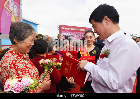 Rizhao, Rizhao, China. 7. Oktober 2016. Rizhao, CHINA-7. Oktober 2016:? (REDAKTIONELLE NUTZUNG? NUR.? CHINA aus) 50 Paare, die seit 50 Jahren verheiratet versammeln sich ihrer fünfjährigen Jubiläums der Ehe in Rizhao, Osten ChinaÂ¡Â¯s Shandong Provinz, 7. Oktober 2016. © SIPA Asien/ZUMA Draht/Alamy Live-Nachrichten Stockfoto