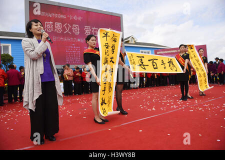 Rizhao, Rizhao, China. 7. Oktober 2016. Rizhao, CHINA-7. Oktober 2016:? (REDAKTIONELLE NUTZUNG? NUR.? CHINA aus) 50 Paare, die seit 50 Jahren verheiratet versammeln sich ihrer fünfjährigen Jubiläums der Ehe in Rizhao, Osten ChinaÂ¡Â¯s Shandong Provinz, 7. Oktober 2016. © SIPA Asien/ZUMA Draht/Alamy Live-Nachrichten Stockfoto