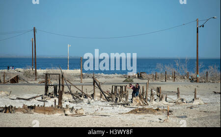 Los Angeles, USA. 29. April 2016. Verlassene Häuser sind in der Nähe von Salton Sea, ein Salzsee in Süd-Kalifornien, USA, am 29. April 2016 gesehen. The Salton Sea ist der größte See in Kalifornien, war früher ein überfüllten Resort Zeichnung 1,5 Millionen Besucher jährlich an seiner Spitze. Jedoch ist der See nun in eine ökologische Krise durch vorgeschriebene Wasser Transfers, Trockenheit und Umweltverschmutzung. © Yang Lei/Xinhua/Alamy Live-Nachrichten Stockfoto