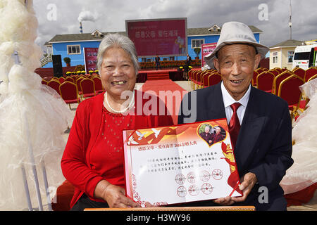 Rizhao, Rizhao, China. 7. Oktober 2016. Rizhao, CHINA-7. Oktober 2016:? (REDAKTIONELLE NUTZUNG? NUR.? CHINA aus) 50 Paare, die seit 50 Jahren verheiratet versammeln sich ihrer fünfjährigen Jubiläums der Ehe in Rizhao, Osten ChinaÂ¡Â¯s Shandong Provinz, 7. Oktober 2016. © SIPA Asien/ZUMA Draht/Alamy Live-Nachrichten Stockfoto