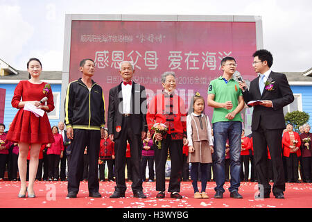 Rizhao, Rizhao, China. 7. Oktober 2016. Rizhao, CHINA-7. Oktober 2016:? (REDAKTIONELLE NUTZUNG? NUR.? CHINA aus) 50 Paare, die seit 50 Jahren verheiratet versammeln sich ihrer fünfjährigen Jubiläums der Ehe in Rizhao, Osten ChinaÂ¡Â¯s Shandong Provinz, 7. Oktober 2016. © SIPA Asien/ZUMA Draht/Alamy Live-Nachrichten Stockfoto