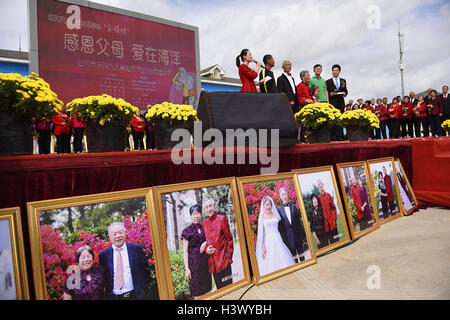 Rizhao, Rizhao, China. 7. Oktober 2016. Rizhao, CHINA-7. Oktober 2016:? (REDAKTIONELLE NUTZUNG? NUR.? CHINA aus) 50 Paare, die seit 50 Jahren verheiratet versammeln sich ihrer fünfjährigen Jubiläums der Ehe in Rizhao, Osten ChinaÂ¡Â¯s Shandong Provinz, 7. Oktober 2016. © SIPA Asien/ZUMA Draht/Alamy Live-Nachrichten Stockfoto