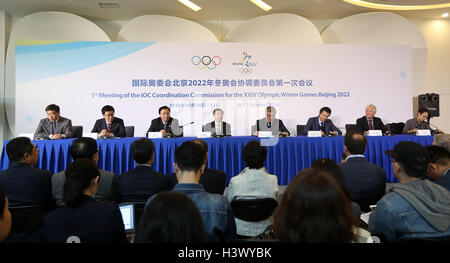 Peking, China. 12. Oktober 2016. Teilnehmer vom IOC Koordinationskommission und das Pekinger Organisationskomitee für die 2022 Olympischen und Paralympischen Winterspiele an der Pressekonferenz teilnehmen, für die 1. Sitzung des IOC-Koordinationskommission für die XXIV Olympische Winter-Spiele Peking 2022 in Peking, Hauptstadt von China, 12. Oktober 2016. Bildnachweis: Xinhua/Alamy Live-Nachrichten Stockfoto