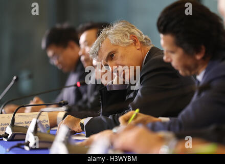 Peking, China. 12. Oktober 2016. IOC-Vize-Präsident Juan Antonio Samaranch Salisachs (2. R) besucht die Pressekonferenz für die 1. Sitzung des IOC-Koordinationskommission für die XXIV Olympische Winter-Spiele Peking 2022 in Peking, Hauptstadt von China, 12. Oktober 2016. Bildnachweis: Xinhua/Alamy Live-Nachrichten Stockfoto