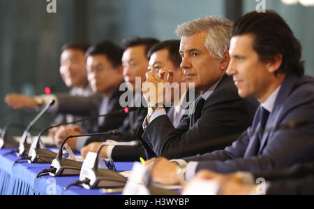 Peking, China. 12. Oktober 2016. IOC-Vize-Präsident Juan Antonio Samaranch Salisachs (2. R) besucht die Pressekonferenz für die 1. Sitzung des IOC-Koordinationskommission für die XXIV Olympische Winter-Spiele Peking 2022 in Peking, Hauptstadt von China, 12. Oktober 2016. Bildnachweis: Xinhua/Alamy Live-Nachrichten Stockfoto