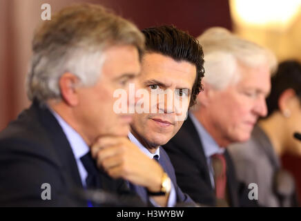 Peking, China. 12. Oktober 2016. Christophe Dubi (2 L), das IOC-Direktor der Olympischen Spiele besucht die Pressekonferenz für die 1. Sitzung des IOC-Koordinationskommission für die XXIV Olympische Winter-Spiele Peking 2022 in Peking, Hauptstadt von China, 12. Oktober 2016. Bildnachweis: Xinhua/Alamy Live-Nachrichten Stockfoto