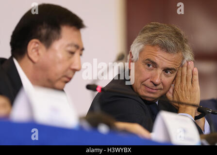 Peking, China. 12. Oktober 2016. IOC Vice-President Juan Antonio Samaranch Salisachs (R) besucht die Pressekonferenz für die 1. Sitzung des IOC-Koordinationskommission für die XXIV Olympische Winter-Spiele Peking 2022 in Peking, Hauptstadt von China, 12. Oktober 2016. Bildnachweis: Xinhua/Alamy Live-Nachrichten Stockfoto