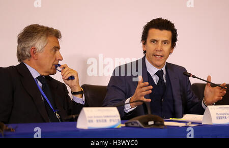 Peking, China. 12. Oktober 2016. Christophe Dubi (R), spricht das IOC-Direktor der Olympischen Spiele während der Pressekonferenz für die 1. Sitzung des IOC-Koordinationskommission für die XXIV Olympische Winter-Spiele Peking 2022 in Peking, Hauptstadt von China, 12. Oktober 2016. Bildnachweis: Xinhua/Alamy Live-Nachrichten Stockfoto