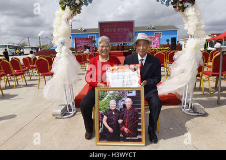 Rizhao, Rizhao, China. 7. Oktober 2016. Rizhao, CHINA-7. Oktober 2016: (nur zur redaktionellen Verwendung. CHINA aus) 50 Paare, die seit 50 Jahren verheiratet versammeln sich ihrer fünfjährigen Jubiläums der Ehe in Rizhao, Osten ChinaÂ¡Â¯s Shandong Provinz, 7. Oktober 2016. © SIPA Asien/ZUMA Draht/Alamy Live-Nachrichten Stockfoto