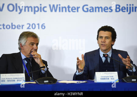 Peking, China. 12. Oktober 2016. Christophe Dubi (R), spricht das IOC-Direktor der Olympischen Spiele während der Pressekonferenz für die 1. Sitzung des IOC-Koordinationskommission für die XXIV Olympische Winter-Spiele Peking 2022 in Peking, Hauptstadt von China, 12. Oktober 2016. (Xinhua/Ju Huanzong) Bildnachweis: Xinhua/Alamy Live-Nachrichten Stockfoto