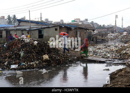 Dhaka, Bangladesch. 11. Oktober 2016. Menschen gehen in der Gerberei, Hazaribagh. Die meisten dieser Menschen wurden Opfer der Verschmutzung infolge des Vorhandenseins von toxischen Chemikalien, hauptsächlich Chrom, in Hazaribagh geworden. Die Luft der Hazaribagh verseucht ist mit den Rauch aus der Abfälle aus der Gerberei Industrie. Die Bewohner der Gegend leiden an Hautkrankheiten und Probleme mit der Atmung, die angeblich von den Auswirkungen der Luftverschmutzung verursacht. Stockfoto