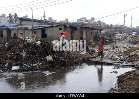 Dhaka, Bangladesch. 11. Oktober 2016. Menschen gehen in der Gerberei, Hazaribagh. Die meisten dieser Menschen wurden Opfer der Verschmutzung infolge des Vorhandenseins von toxischen Chemikalien, hauptsächlich Chrom, in Hazaribagh geworden. Die Luft der Hazaribagh verseucht ist mit den Rauch aus der Abfälle aus der Gerberei Industrie. Die Bewohner der Gegend leiden an Hautkrankheiten und Probleme mit der Atmung, die angeblich von den Auswirkungen der Luftverschmutzung verursacht. Stockfoto