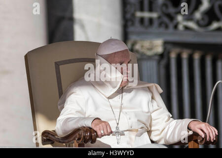 Vatikanstadt, Vatikan. 12. Oktober 2016. Papst Francis feiert seine wöchentliche Generalaudienz in dem Petersplatz im Vatikan, Vatikan am 12. Oktober 2016. Adressierung, Pilgern und Touristen versammelten sich in dem Petersplatz für die wöchentliche Generalaudienz Papst Francis sagte: "Ich möchte betonen und wiederhole meine Solidarität mit allen Opfern des unmenschlichen Konflikt in Syrien." Bildnachweis: Giuseppe Ciccia/Alamy Live-Nachrichten Stockfoto