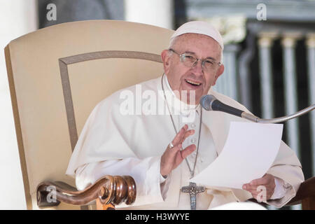 Vatikanstadt, Vatikan. 12. Oktober 2016. Papst Francis liefert seiner Predigt während seiner wöchentlichen Generalaudienz in dem Petersplatz im Vatikan, Vatikan am 12. Oktober 2016. Adressierung, Pilgern und Touristen versammelten sich in dem Petersplatz für die wöchentliche Generalaudienz Papst Francis sagte: "Ich möchte betonen und wiederhole meine Solidarität mit allen Opfern des unmenschlichen Konflikt in Syrien." Bildnachweis: Giuseppe Ciccia/Alamy Live-Nachrichten Stockfoto