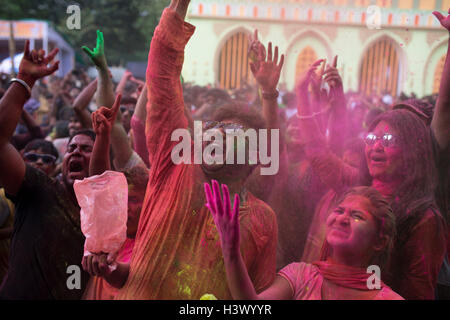 Dhaka, Bangladesch. 11. Oktober 2016. Bangladeshi Hindu Anhänger setzen Vermillion und Farbe auf einander ins Gesicht wie sie am letzten Tag des Festivals Durga Puja in Dhaka, Bangladesch, am 11. Oktober 2016 tanzen. Die fünftägige Durga Puja Festival erinnert an der Tötung von einem dämonischen König Mahishasur von Hindu-Göttin Durga, markieren den Sieg des guten über das Böse. Bildnachweis: Zakir Hossain Chowdhury Zakir/Alamy Live-Nachrichten Stockfoto