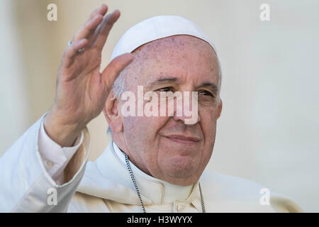 Vatikanstadt, Vatikan. 12. Oktober 2016. Papst Francis grüßt die Gläubigen, als er am Ende seine wöchentliche Generalaudienz in dem Petersplatz im Vatikan, Vatikan am 12. Oktober 2016 geht. Adressierung, Pilgern und Touristen versammelten sich in dem Petersplatz für die wöchentliche Generalaudienz Papst Francis sagte: "Ich möchte betonen und wiederhole meine Solidarität mit allen Opfern des unmenschlichen Konflikt in Syrien." Bildnachweis: Giuseppe Ciccia/Alamy Live-Nachrichten Stockfoto