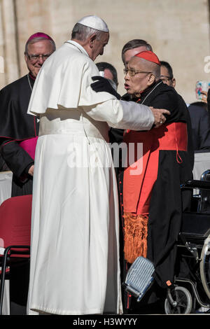 Vatikanstadt, Vatikan. 12. Oktober 2016. Francis Papst grüßt eine Kardinal am Ende seine wöchentliche Generalaudienz in dem Petersplatz im Vatikan, Vatikan am 12. Oktober 2016. Adressierung, Pilgern und Touristen versammelten sich in dem Petersplatz für die wöchentliche Generalaudienz Papst Francis sagte: "Ich möchte betonen und wiederhole meine Solidarität mit allen Opfern des unmenschlichen Konflikt in Syrien." Bildnachweis: Giuseppe Ciccia/Alamy Live-Nachrichten Stockfoto