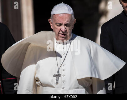 Vatikanstadt, Vatikan. 12. Oktober 2016. Papst Francis verlässt zum Jahresende seine wöchentliche Generalaudienz in dem Petersplatz im Vatikan, Vatikan am 12. Oktober 2016. Adressierung, Pilgern und Touristen versammelten sich in dem Petersplatz für die wöchentliche Generalaudienz Papst Francis sagte: "Ich möchte betonen und wiederhole meine Solidarität mit allen Opfern des unmenschlichen Konflikt in Syrien." Bildnachweis: Giuseppe Ciccia/Alamy Live-Nachrichten Stockfoto