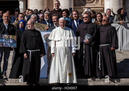 Vatikanstadt, Vatikan. 12. Oktober 2016. Papst Francis posiert für ein Foto während seiner wöchentlichen Generalaudienz in dem Petersplatz im Vatikan, Vatikan am 12. Oktober 2016. Adressierung, Pilgern und Touristen versammelten sich in dem Petersplatz für die wöchentliche Generalaudienz Papst Francis sagte: "Ich möchte betonen und wiederhole meine Solidarität mit allen Opfern des unmenschlichen Konflikt in Syrien." Bildnachweis: Giuseppe Ciccia/Alamy Live-Nachrichten Stockfoto