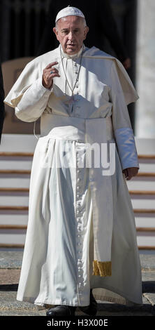 Vatikanstadt, Vatikan. 12. Oktober 2016. Papst Francis verlässt zum Jahresende seine wöchentliche Generalaudienz in dem Petersplatz im Vatikan, Vatikan am 12. Oktober 2016. Adressierung, Pilgern und Touristen versammelten sich in dem Petersplatz für die wöchentliche Generalaudienz Papst Francis sagte: "Ich möchte betonen und wiederhole meine Solidarität mit allen Opfern des unmenschlichen Konflikt in Syrien." Bildnachweis: Giuseppe Ciccia/Alamy Live-Nachrichten Stockfoto