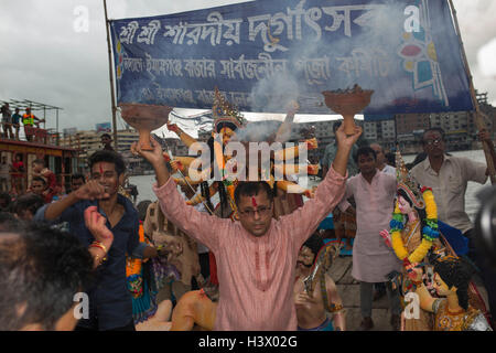 Dhaka, Bangladesch. 11. Oktober 2016. Bangladeshi Hindu Anhänger tauchen ein Idol der hinduistischen Göttin Durga in den Fluss Buriganga in Dhaka, Bangladesch, am 11. Oktober 2016. Die fünftägige Durga Puja Festival erinnert an der Tötung von einem dämonischen König Mahishasur von Hindu-Göttin Durga, markieren den Sieg des guten über das Böse. Bildnachweis: Zakir Hossain Chowdhury Zakir/Alamy Live-Nachrichten Stockfoto