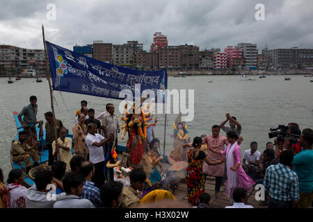 Dhaka, Bangladesch. 11. Oktober 2016. Bangladeshi Hindu Anhänger tauchen ein Idol der hinduistischen Göttin Durga in den Fluss Buriganga in Dhaka, Bangladesch, am 11. Oktober 2016. Die fünftägige Durga Puja Festival erinnert an der Tötung von einem dämonischen König Mahishasur von Hindu-Göttin Durga, markieren den Sieg des guten über das Böse. Bildnachweis: Zakir Hossain Chowdhury Zakir/Alamy Live-Nachrichten Stockfoto