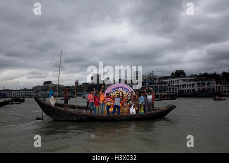 Dhaka, Bangladesch. 11. Oktober 2016. Bangladeshi Hindu Anhänger tauchen ein Idol der hinduistischen Göttin Durga in den Fluss Buriganga in Dhaka, Bangladesch, am 11. Oktober 2016. Die fünftägige Durga Puja Festival erinnert an der Tötung von einem dämonischen König Mahishasur von Hindu-Göttin Durga, markieren den Sieg des guten über das Böse. Bildnachweis: Zakir Hossain Chowdhury Zakir/Alamy Live-Nachrichten Stockfoto