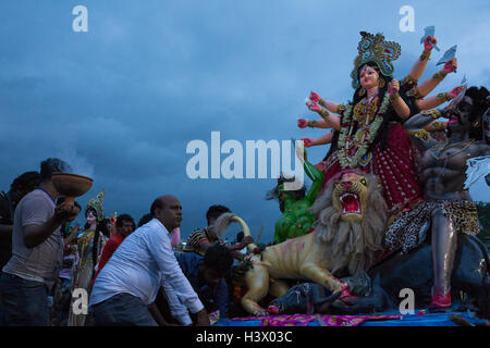 Dhaka, Bangladesch. 11. Oktober 2016. Bangladeshi Hindu Anhänger tauchen ein Idol der hinduistischen Göttin Durga in den Fluss Buriganga in Dhaka, Bangladesch, am 11. Oktober 2016. Die fünftägige Durga Puja Festival erinnert an der Tötung von einem dämonischen König Mahishasur von Hindu-Göttin Durga, markieren den Sieg des guten über das Böse. Bildnachweis: Zakir Hossain Chowdhury Zakir/Alamy Live-Nachrichten Stockfoto