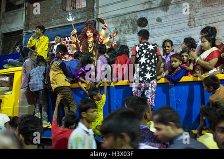 Dhaka, Bangladesch. 11. Oktober 2016. Bangladeshi Hindu Anhänger tauchen ein Idol der hinduistischen Göttin Durga in den Fluss Buriganga in Dhaka, Bangladesch, am 11. Oktober 2016. Die fünftägige Durga Puja Festival erinnert an der Tötung von einem dämonischen König Mahishasur von Hindu-Göttin Durga, markieren den Sieg des guten über das Böse. Bildnachweis: Zakir Hossain Chowdhury Zakir/Alamy Live-Nachrichten Stockfoto