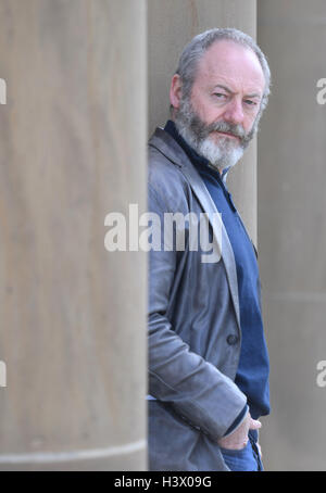 Stuttgart, Deutschland. 12. Oktober 2016. Schauspieler Liam Cunningham, der als Ritter "Ser Davos" aus der Serie "Game of Thrones" bekannt ist, steht zwischen den Säulen in Stuttgart, Deutschland, 12. Oktober 2016. In Stuttgart traf er mit dem jungen syrischer Flüchtling Hussam Al-Heraki. Der Schauspieler hatte der junge, als er ein Flüchtlingslager in Jordanien mit der Hilfsorganisation World Vision besuchte. Foto: MARIJAN MURAT/Dpa/Alamy Live News Stockfoto