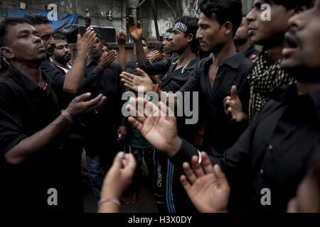 Dhaka, Bangladesch. 12. Oktober 2016.  Bangladeshi Schiiten Muslime gemeinsam eine religiöse Kundgebung während der Feier des Tages Ashura am 10. Muharram, dem ersten Monat des islamischen Mondkalenders in Dhaka. Der Höhepunkt des Moharram ist das Ashura-Festival, zum Gedenken an das Martyrium des Imam Hussein, ein Enkel des Propheten Mohammed in der irakischen Stadt Kerbela im siebten Jahrhundert. Bildnachweis: K M Asad/ZUMA Draht/Alamy Live-Nachrichten Stockfoto