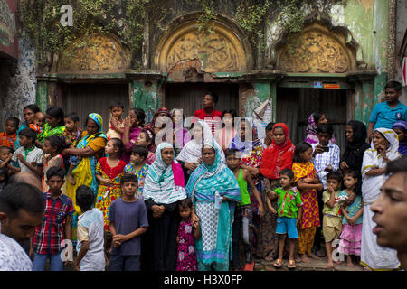 Dhaka, Bangladesch. 12. Oktober 2016.  Schiitische Muslime während einer Prozession Muharram vor das Ashura Gedenken in Dhaka. Muslime auf der ganzen Welt beobachten Moharram, der erste Monat des islamischen Kalenders. Der Höhepunkt des Moharram ist das Ashura-Festival, zum Gedenken an das Martyrium des Imam Hussein, ein Enkel des Propheten Mohammed in der irakischen Stadt Kerbela im siebten Jahrhundert. Bildnachweis: K M Asad/ZUMA Draht/Alamy Live-Nachrichten Stockfoto