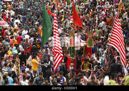 Dhaka, Bangladesch. 12. Oktober 2016.  Bangladeshi Schiiten Muslime gemeinsam eine religiöse Kundgebung während der Feier des Tages Ashura am 10. Muharram, dem ersten Monat des islamischen Mondkalenders in Dhaka. Der Höhepunkt des Moharram ist das Ashura-Festival, zum Gedenken an das Martyrium des Imam Hussein, ein Enkel des Propheten Mohammed in der irakischen Stadt Kerbela im siebten Jahrhundert. Bildnachweis: K M Asad/ZUMA Draht/Alamy Live-Nachrichten Stockfoto