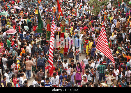 Dhaka, Bangladesch. 12. Oktober 2016.  Bangladeshi Schiiten Muslime gemeinsam eine religiöse Kundgebung während der Feier des Tages Ashura am 10. Muharram, dem ersten Monat des islamischen Mondkalenders in Dhaka. Der Höhepunkt des Moharram ist das Ashura-Festival, zum Gedenken an das Martyrium des Imam Hussein, ein Enkel des Propheten Mohammed in der irakischen Stadt Kerbela im siebten Jahrhundert. Bildnachweis: K M Asad/ZUMA Draht/Alamy Live-Nachrichten Stockfoto