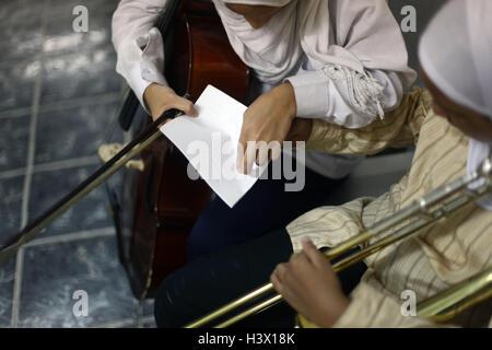 (161012)--Kairo, 12. Oktober 2016 (Xinhua)--blinde ägyptische Mädchen aus dem Al Nour Wal Amal Chamber Orchestra während einer Probe in Kairo, die Hauptstadt von Ägypten, am 11. Oktober 2016 miteinander kommunizieren. Bestehend aus 80 sehbehinderten Frauen, Al-Nour Wal Amal (Licht und Hoffnung) Kammerorchester stellt Al-Nour Wal Amal Verein, gegründet im Jahre 1954 die erste Assoziation im Nahen Osten mit dem Ziel der Betreuung, Bildung, Ausbildung von blinden Mädchen und Frauen. In den letzten Jahrzehnten arbeitete das Orchester auf die Talente von visuell herausgefordert Mädchen zu entwickeln, indem man ihnen eine wertvolle Stockfoto