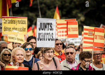 Barcelona, Spanien. 12. Oktober 2016: Tausende von Anti-separatist Katalanen füllen Barcelonas Katalonien Platz mit ihren Bannern Protest gegen die einseitige Trennung Plan der katalanischen Regierung pro-Separatisten auf Spaniens nationaler Tag Kredit: Matthi/Alamy Live-Nachrichten Stockfoto