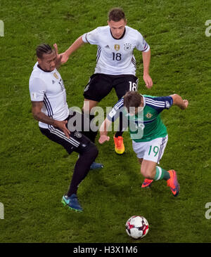 Hannover, Deutschland. 11. Oktober 2016. Deutschlands Jerome Boateng (l) und Joshua Kimmich und Northern Ireland Jamie Ward (r) Kampf um den Ball in das WM-Qualifikationsspiel in Nordirland gegen Deutschland am dritten Spieltag, Gruppe C in der HDI-Arena in Hannover, Deutschland, 11. Oktober 2016. Foto: PETER STEFFEN/Dpa/Alamy Live News Stockfoto