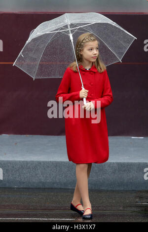 Madrid, Spanien. 12. Oktober 2016. Prinzessin Sofia von Borbon, die Teilnahme an einer Militärparade während der bekannt als Nationalfeiertag Dia De La Hispanidad, Spanien, in Madrid, auf Mittwoch, 12. Oktober 2016. Bildnachweis: Gtres Información Más lokalen auf line,S.L./Alamy Live News Stockfoto