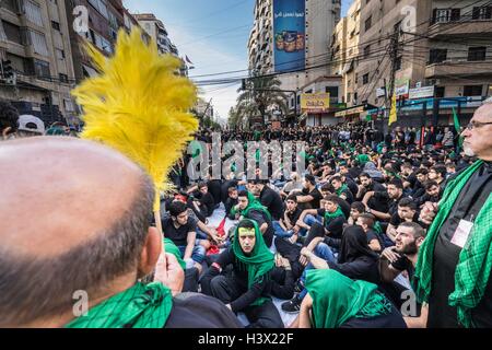 Beirut, Libanon. 12. Oktober 2016. Schiitische Muslime Ashura zu beobachten, wie Hassan Nasrallah öffentlich spricht. Ashura ist eine Erinnerung an die Ermordung der Enkel des Propheten Mohammed Hussein in 680AD und ist der Höhepunkt der Erinnerung von Muharram. Sicherheit ist besonders eng auf der diesjährigen Ashura, wie Hisbollah weiter Kampf an der Seite der Regierungskräfte in Syrien. Bildnachweis: Stephen Gerard Kelly/ZUMA Draht/Alamy Live-Nachrichten Stockfoto