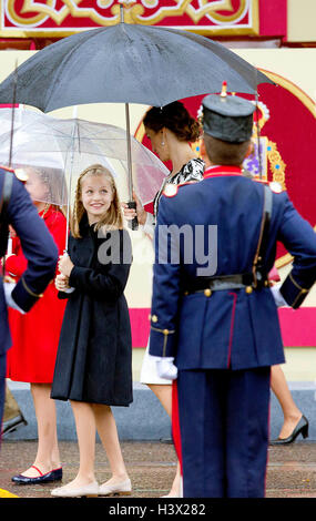 Madrid, Spanien. 12. Oktober 2016. Madrid, 10.12.2016 Prinzessin Leonor King Felipe, Letizia Königin, Prinzessin Leonor und Prinzessin Sofia besuchen die Militärparade in Madrid anlässlich der der nationale Tag von Spanien RPE/Albert Nieboer/NETHERLANDSOUT/Point de Vue Out - NO WIRE SERVICE - Kredit: Dpa/Alamy Live-Nachrichten Stockfoto