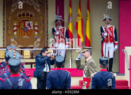 Madrid, Spanien. 12. Oktober 2016. Madrid, 10.12.2016 König Felipe König Felipe, Letizia Königin, Prinzessin Leonor und Prinzessin Sofia besuchen die Militärparade in Madrid anlässlich der der nationale Tag von Spanien RPE/Albert Nieboer/NETHERLANDSOUT/Point de Vue Out - NO WIRE SERVICE - Kredit: Dpa/Alamy Live-Nachrichten Stockfoto