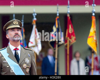 Madrid, Spanien. 12. Oktober 2016. Madrid, 10.12.2016 König Felipe König Felipe, Letizia Königin, Prinzessin Leonor und Prinzessin Sofia besuchen die Militärparade in Madrid anlässlich der der nationale Tag von Spanien RPE/Albert Nieboer/NETHERLANDSOUT/Point de Vue Out - NO WIRE SERVICE - Kredit: Dpa/Alamy Live-Nachrichten Stockfoto