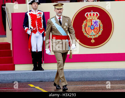 Madrid, Spanien. 12. Oktober 2016. Madrid, 10.12.2016 König Felipe König Felipe, Letizia Königin, Prinzessin Leonor und Prinzessin Sofia besuchen die Militärparade in Madrid anlässlich der der nationale Tag von Spanien RPE/Albert Nieboer/NETHERLANDSOUT/Point de Vue Out - NO WIRE SERVICE - Kredit: Dpa/Alamy Live-Nachrichten Stockfoto