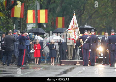 Madrid, Spanien. 12. Oktober 2016. Madrid, 10.12.2016 König Felipe, Prinzessin Leonor und Prinzessin Sofia König Felipe, Letizia Königin, Prinzessin Leonor und Prinzessin Sofia besuchen die Militärparade in Madrid anlässlich der der nationale Tag von Spanien RPE/Albert Nieboer/NETHERLANDSOUT/Point de Vue Out - NO WIRE SERVICE - Kredit: Dpa/Alamy Live-Nachrichten Stockfoto