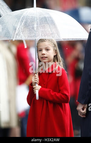 Madrid, Spanien. 12. Oktober 2016. Madrid, 10.12.2016 Prinzessin Sofia König Felipe, Königin Letizia, Prinzessin Leonor und Prinzessin Sofia besuchen die Militärparade in Madrid anlässlich der der nationale Tag von Spanien RPE/Albert Nieboer/NETHERLANDSOUT/Point de Vue Out - NO WIRE SERVICE - Kredit: Dpa/Alamy Live-Nachrichten Stockfoto
