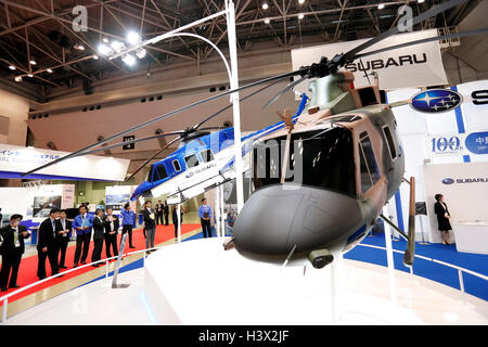 Tokio, Japan. 12. Oktober 2016. Besucher betrachten Subaru Hubschrauber auf dem Display an der Japan International Aerospace Exhibition 2016 am 12. Oktober 2016, Tokio, Japan. Japans größte Luft-und Raumfahrtausstellung verfügt über 792 nationale und internationale Unternehmen in einem Vier-Tages-Event in Tokyo Big Sight läuft bis zum 15. Oktober. Die Ausstellung ermöglicht es den Besuchern in der Nähe Japans Selbstverteidigung Luftwaffe Rettungshubschrauber UH-60J und neuesten Lockheed Martin f-35-Tarnkappenjäger bekommen. Bildnachweis: Rodrigo Reyes Marin/AFLO/Alamy Live-Nachrichten Stockfoto