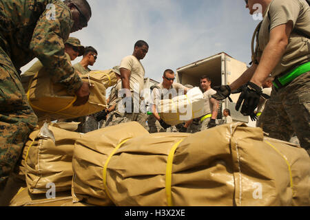 US-Militärangehörige entladen humanitäre Hilfsgüter zu Haitianer betroffen Hurrikan Matthäus 11. Oktober 2016 in Port-au-Prince, Haiti. Hurrikan-Matthew schlug Haiti mit Windgeschwindigkeiten über 140-km/h 500 Menschen getötet und weit verbreitete Schäden verursachen. Stockfoto