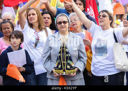 Sao Paulo, Brasilien. 12. Oktober 2016. Gläubigen Teilnahme an Prozession und Open-Air-Messe zu Ehren unserer lieben Frau Aparecida, Schutzpatron von Brasilien in Sao Paulo. © Paulo Lopes/ZUMA Draht/Alamy Live-Nachrichten Stockfoto